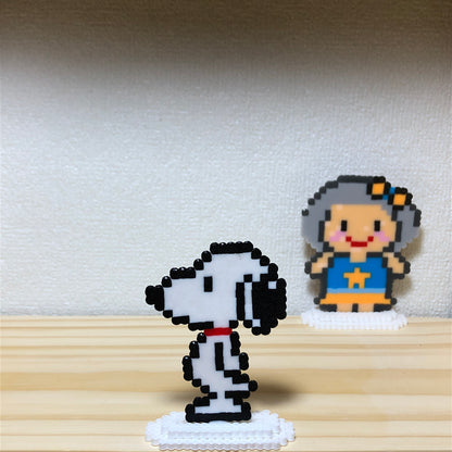 Hạt nhựa ủi mã 103 - Snoopy kèm đế để bàn, ngang 4.3cm, cao 6cm