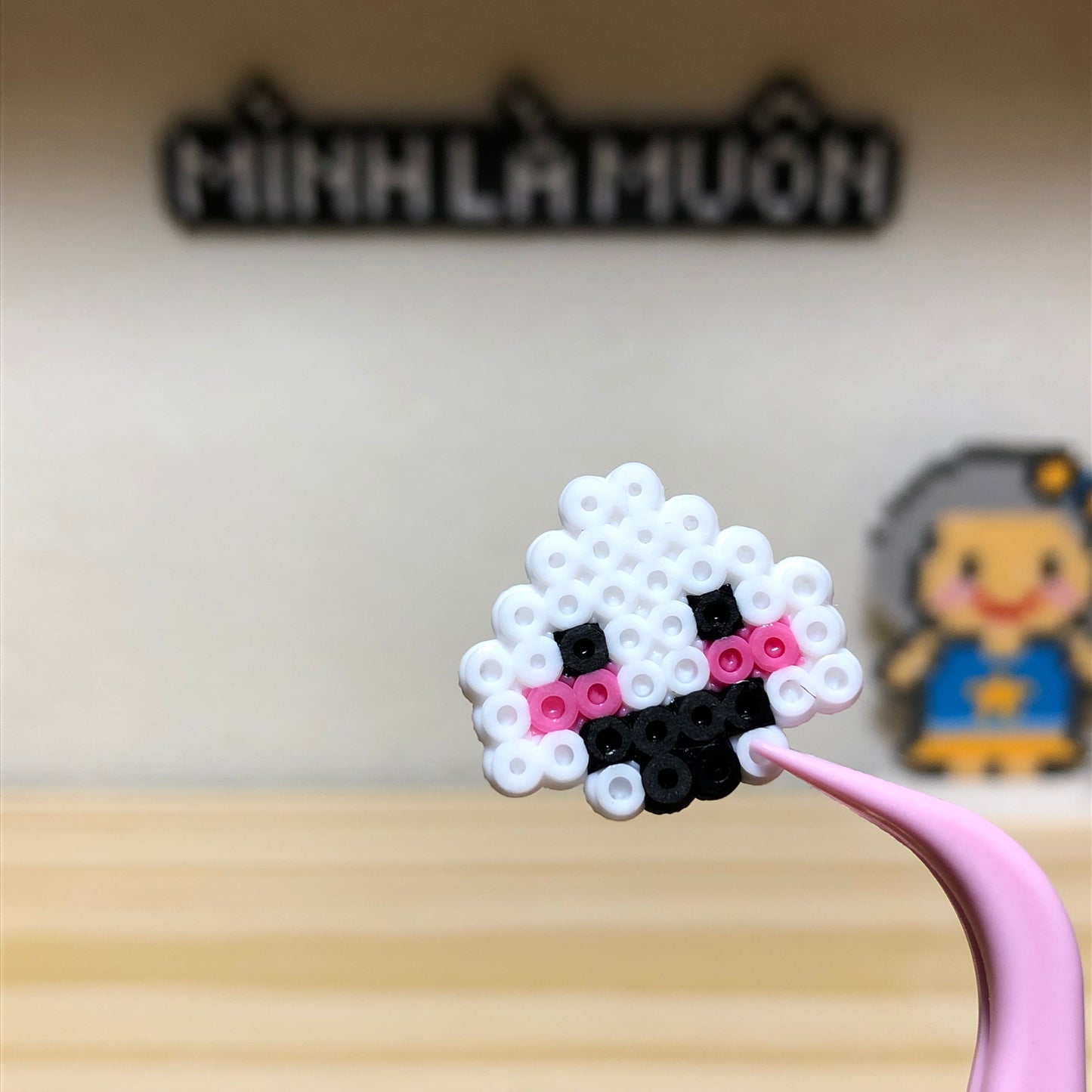 Hạt nhựa ủi mã 64 - Cơm kèm miếng keo dán, ngang 2.1cm, cao 1.8cm