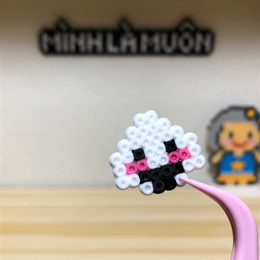 Hạt nhựa ủi mã 64 - Cơm kèm miếng keo dán, ngang 2.1cm, cao 1.8cm