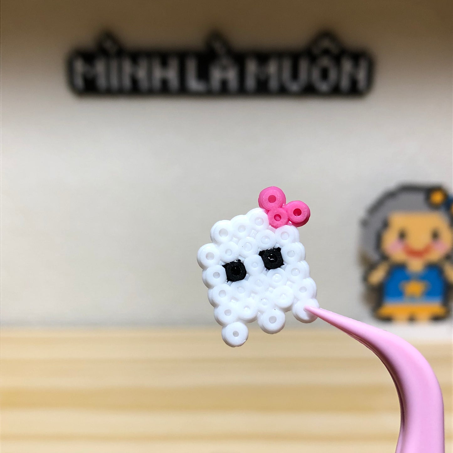 Hạt nhựa ủi mã 63 - Ma kèm miếng keo dán, ngang 1.5cm, cao 1.7cm