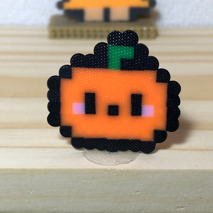 Hạt nhựa ủi mã 26 - Bí đỏ bí ngô Halloween kèm miếng keo dán, ngang 2.8cm, cao 2.6cm