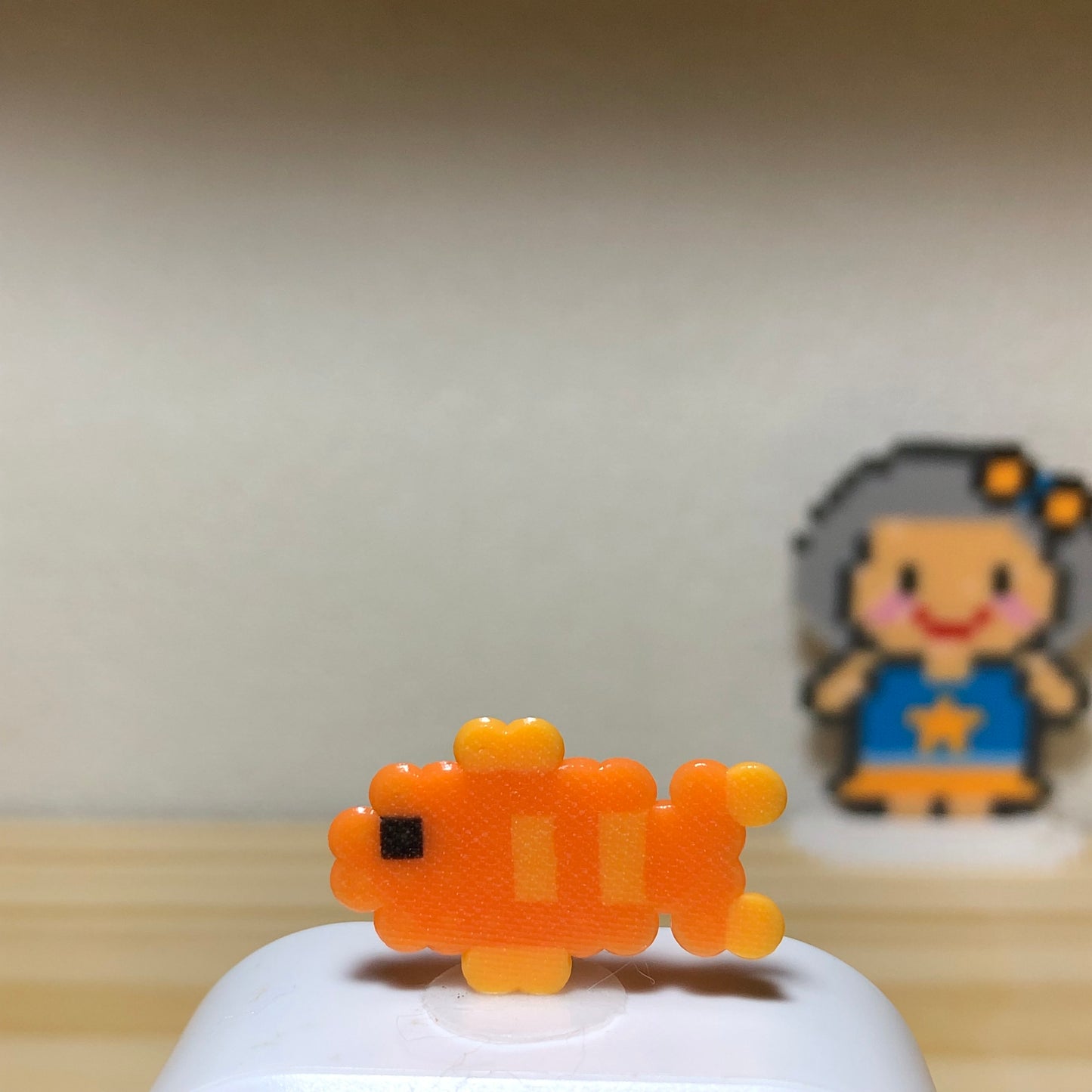 Hạt nhựa ủi mã 97 - Cá kèm miếng keo dán, ngang 2.7cm, cao 1.7cm