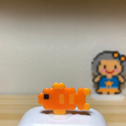 Hạt nhựa ủi mã 97 - Cá kèm miếng keo dán, ngang 2.7cm, cao 1.7cm