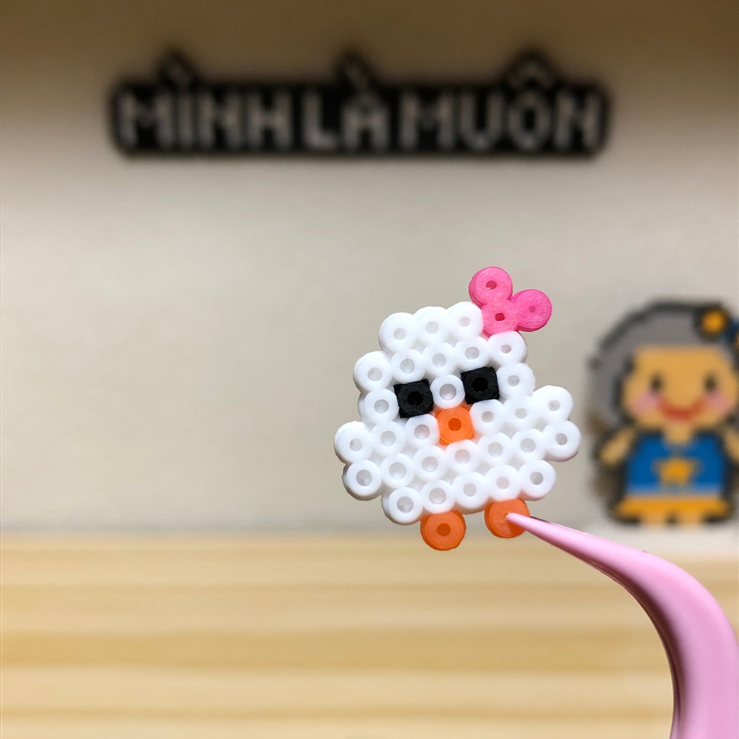 Hạt nhựa ủi mã 72 - Gà kèm miếng keo dán, ngang 1.8cm, cao 2cm