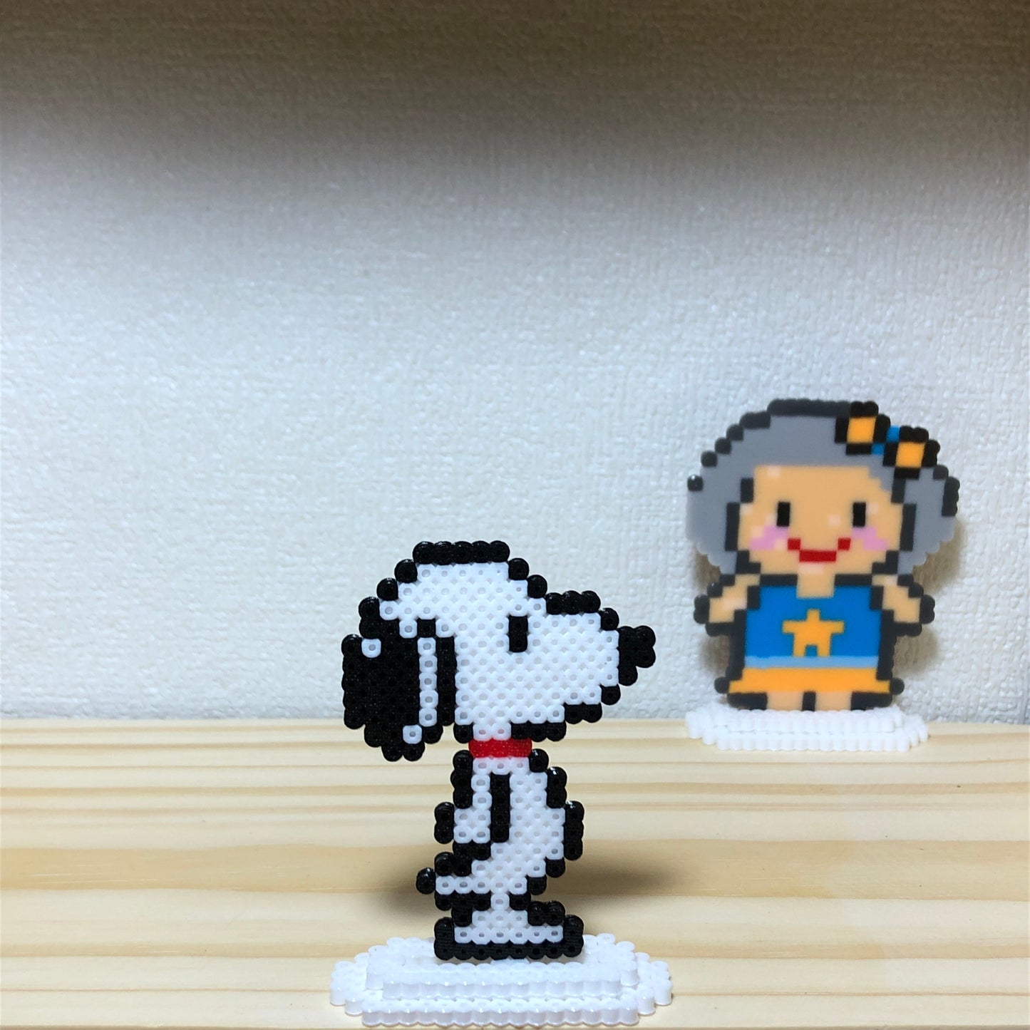 Hạt nhựa ủi mã 103 - Snoopy kèm đế để bàn, ngang 4.3cm, cao 6cm