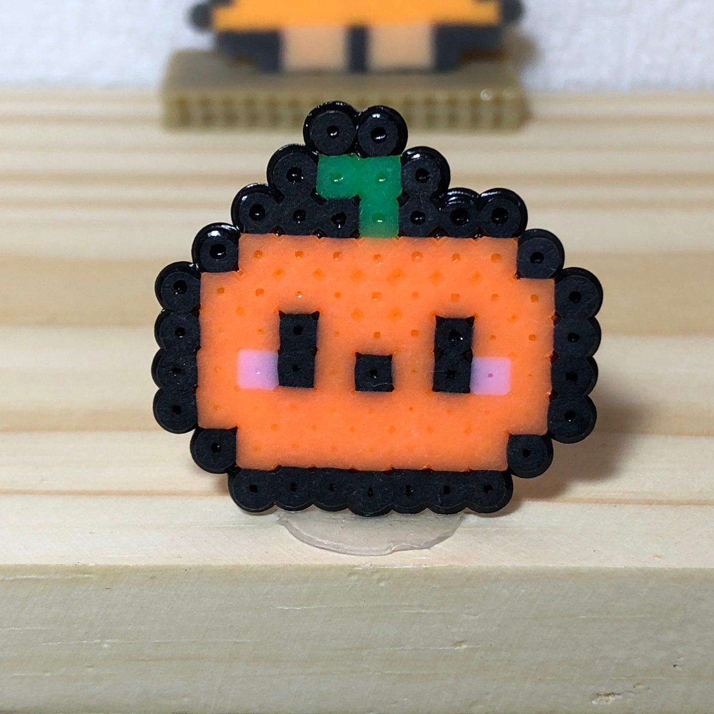 Hạt nhựa ủi mã 26 - Bí đỏ bí ngô Halloween kèm miếng keo dán, ngang 2.8cm, cao 2.6cm