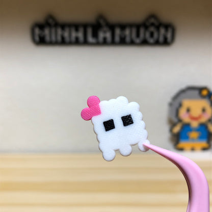 Hạt nhựa ủi mã 63 - Ma kèm miếng keo dán, ngang 1.5cm, cao 1.7cm