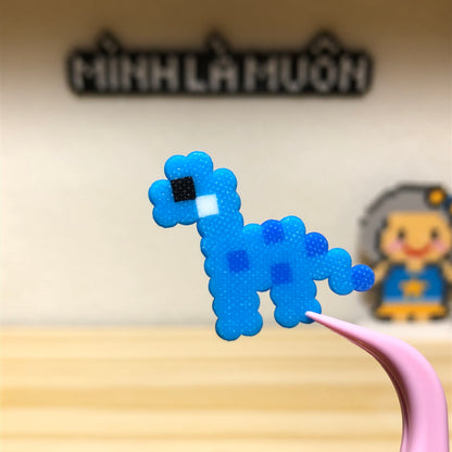 Hạt nhựa ủi mã 67 - Khủng long kèm miếng keo dán, ngang 2.4cm, cao 2.4cm