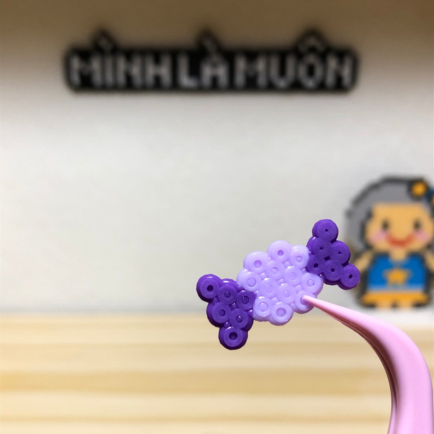 Hạt nhựa ủi mã 66 - Kẹo kèm miếng keo dán, ngang 2cm, cao 1cm